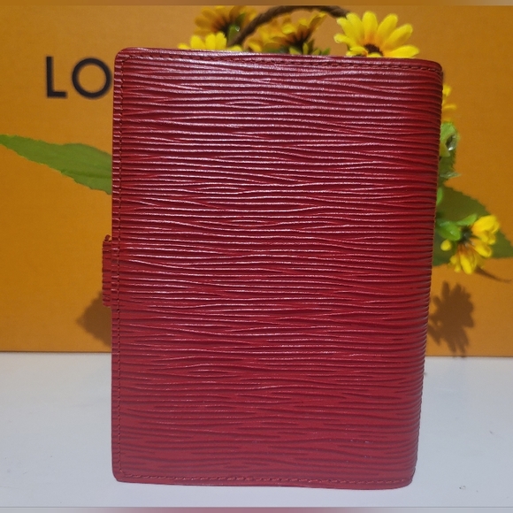 🔥SOLD🔥LOUIS🌻VUITTON EUC Epi Bifold Passport Agenda - Picture 3 of 16